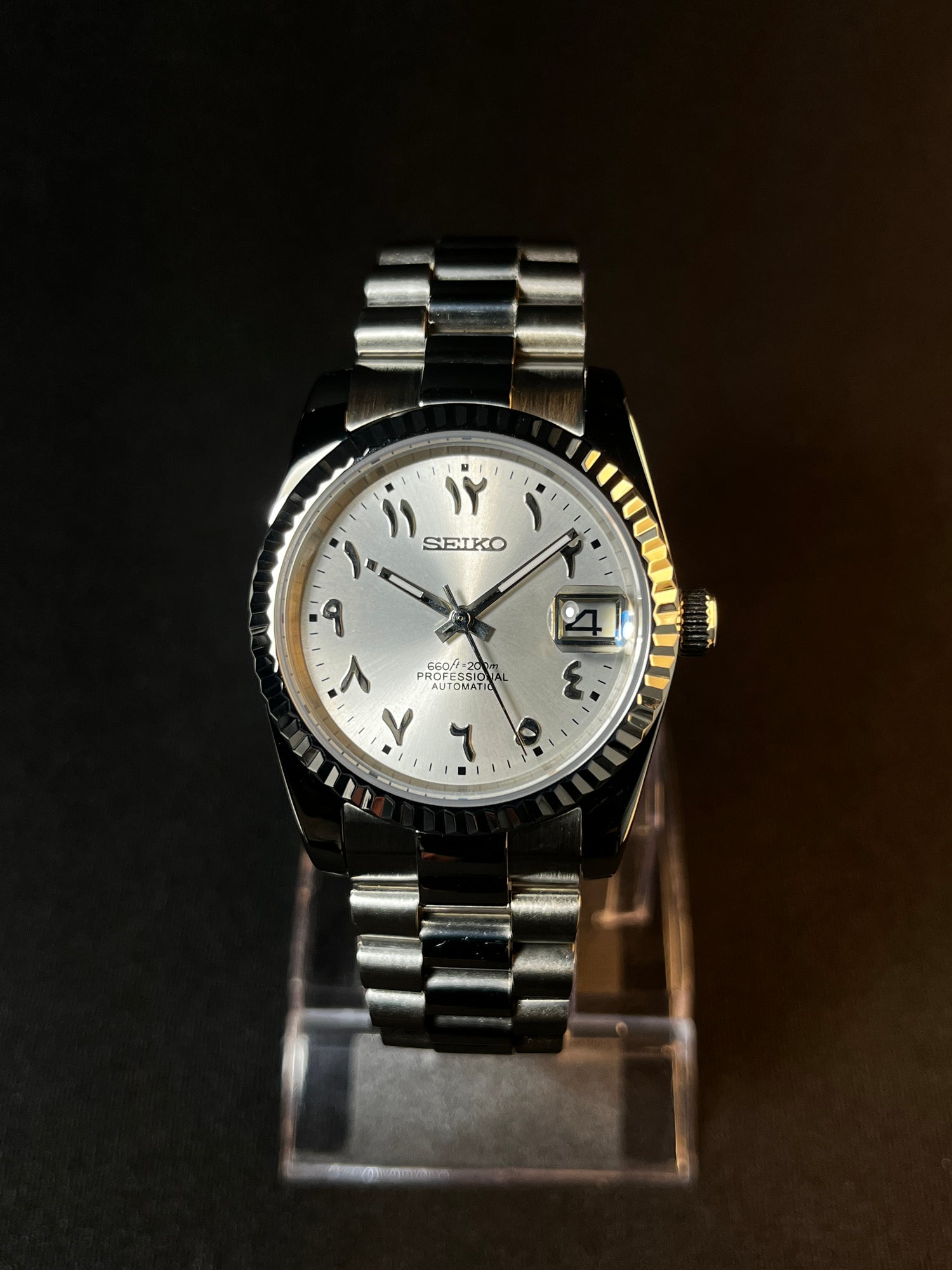 Seiko Mod, White Arabic Numerals Dial.
Camera straight facing the watch.